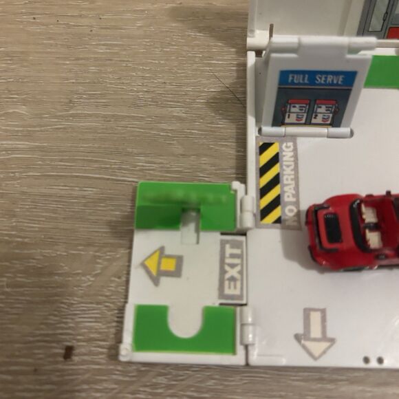 VTG Micro Machines Travel City Service Center Gas Station Playset & CAR Euc - Picture 3 of 5